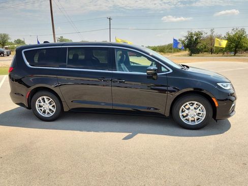 New 2026 Chrysler Pacifica Select image 5