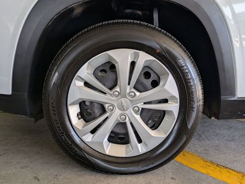 Used 2025 Chevrolet Trax LS FWD image 31