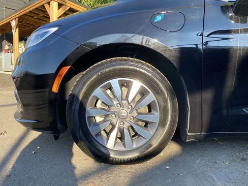 Used 2024 Chrysler Pacifica Limited FWD image 10