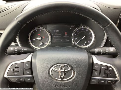 Used 2022 Toyota Highlander XLE FWD image 8