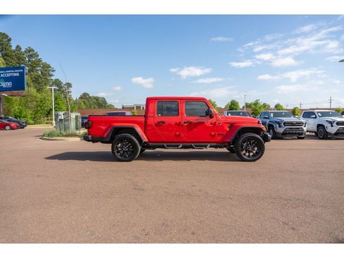 Used 2025 Jeep Gladiator Sport AWD/4WD image 4