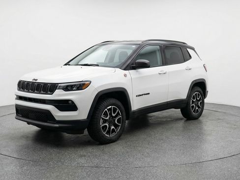 Used 2025 Jeep Compass Trailhawk AWD/4WD image 3