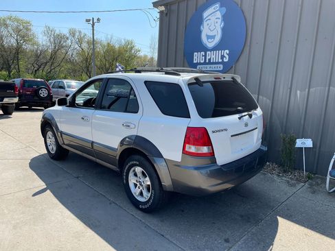 Used 2005 Kia Sorento EX image 2