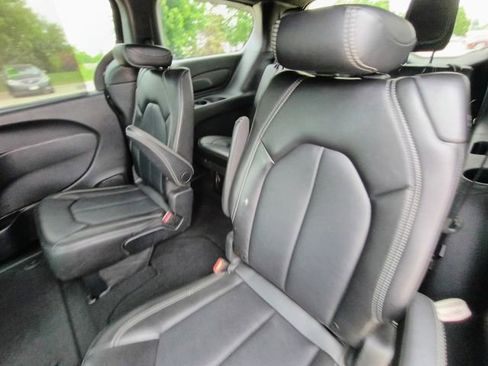 Used 2025 Chrysler Pacifica Select FWD image 19