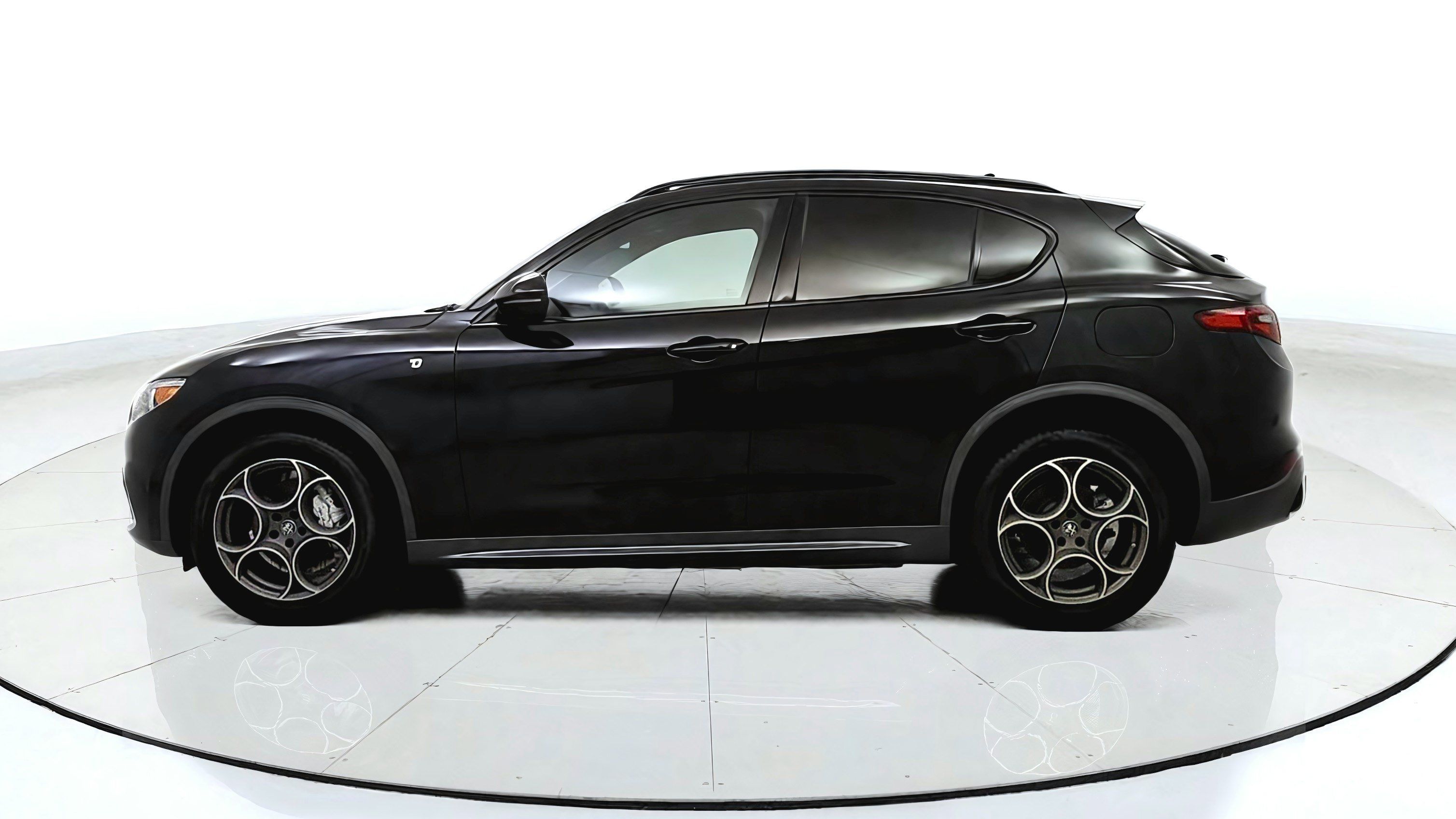 Used 2023 Alfa Romeo Stelvio Ti AWD/4WD image 4