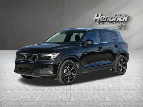 Used 2025 Volvo XC40 B5 Core image 8