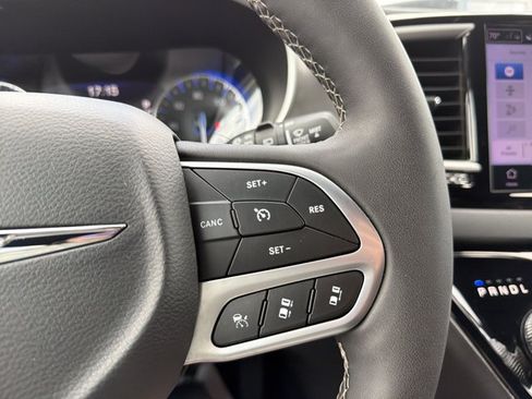 Used 2025 Chrysler Pacifica Select FWD image 20