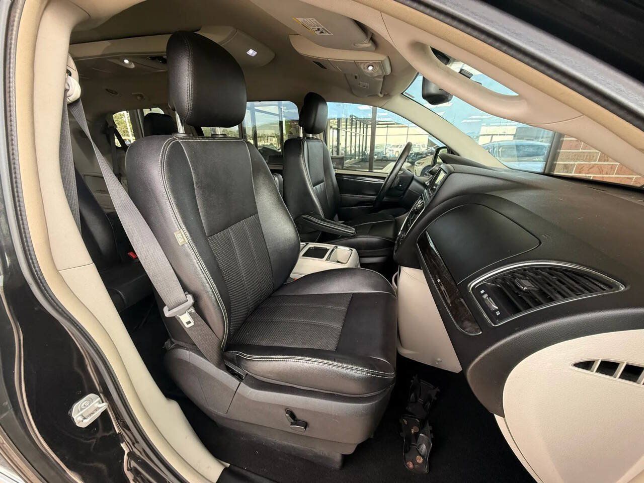 Used 2015 Chrysler Town & Country Touring-L w/ Driver Convenience Group FWD image 24
