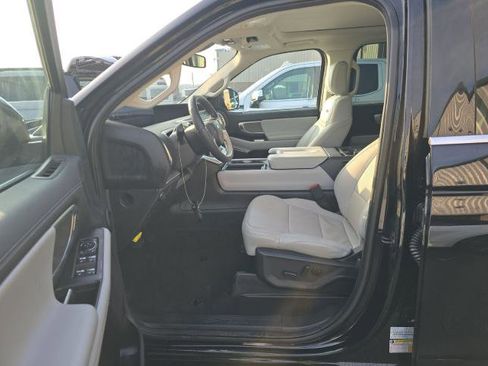 Used 2025 Ford Expedition Platinum image 9