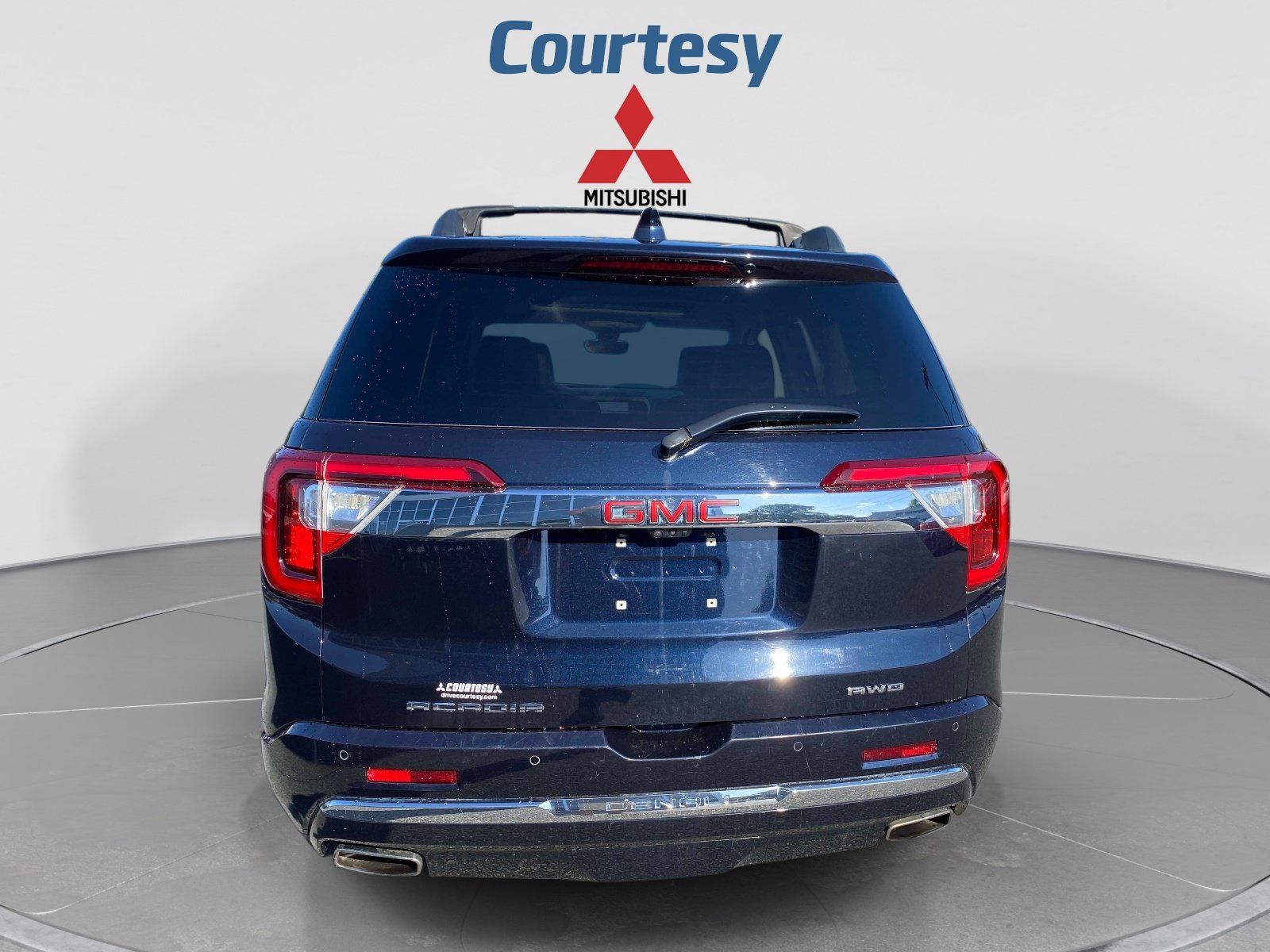Used 2021 GMC Acadia Denali w/ Denali Ultimate Package AWD/4WD image 4