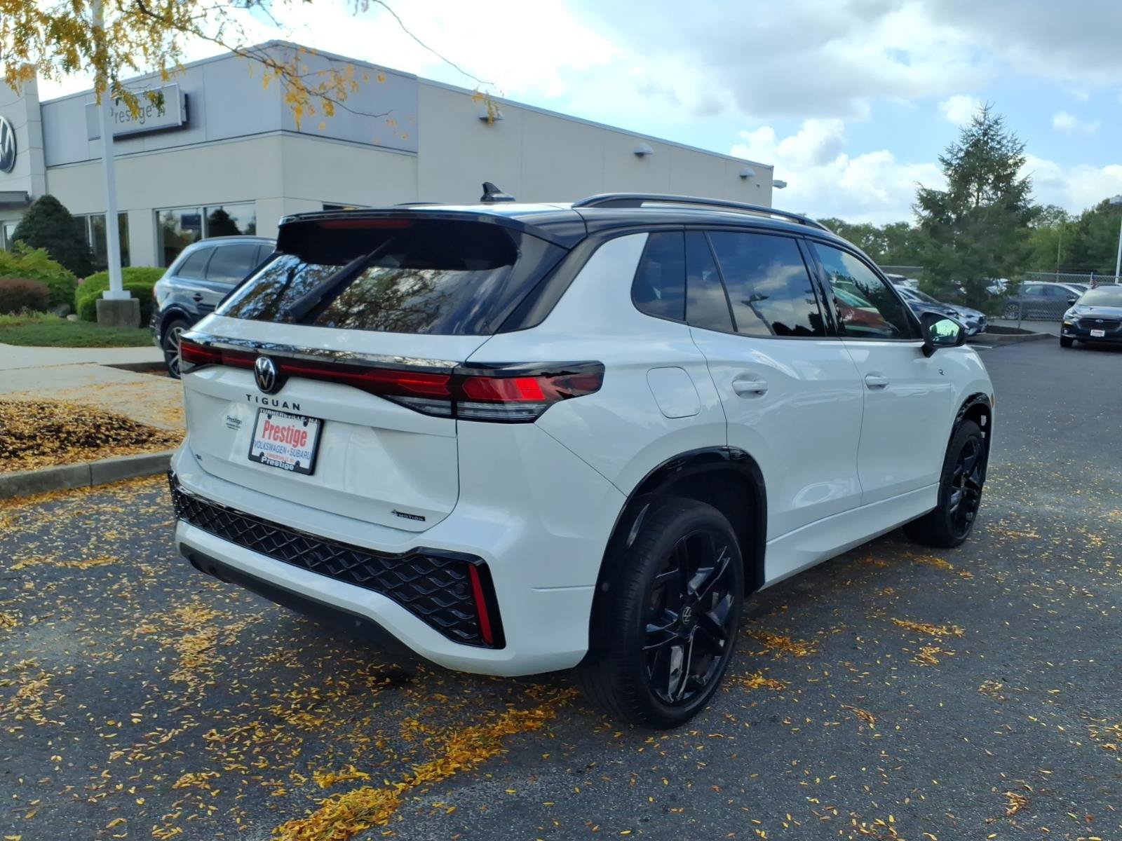 Certified 2025 Volkswagen Tiguan SE R-Line AWD/4WD image 2