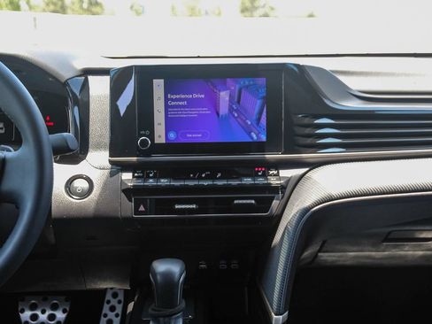 Used 2025 Toyota Camry SE w/ Convenience Package FWD image 13