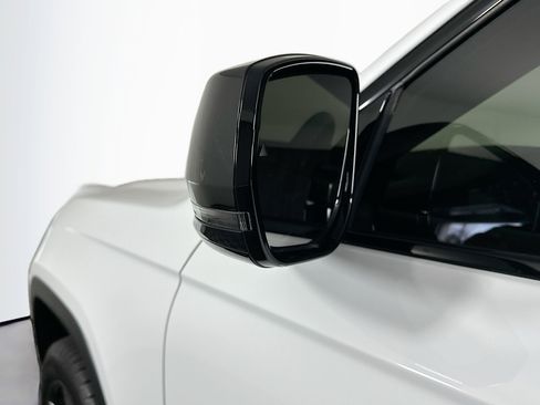 Used 2023 Jeep Grand Cherokee Limited w/ Black Appearance Package image 16