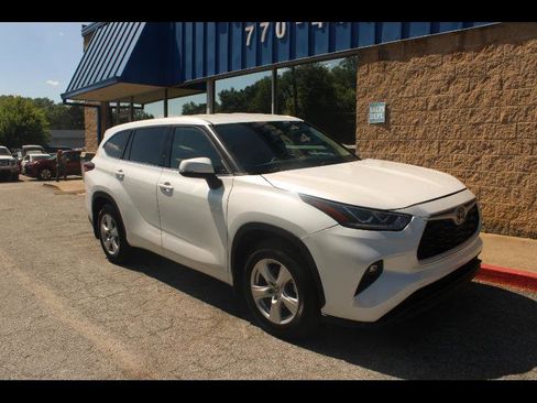 Used 2022 Toyota Highlander LE image 1