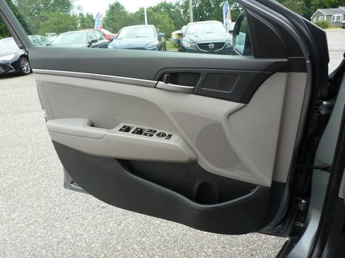 Used 2018 Hyundai Elantra SE FWD image 25