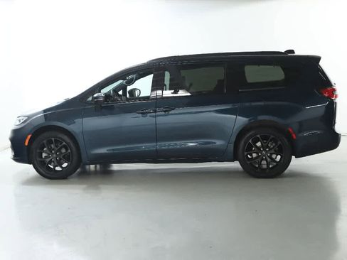 Used 2023 Chrysler Pacifica Touring-L w/ Uconnect Theater Family Group AWD/4WD image 40