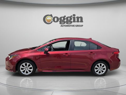 Used 2025 Toyota Corolla LE FWD image 2