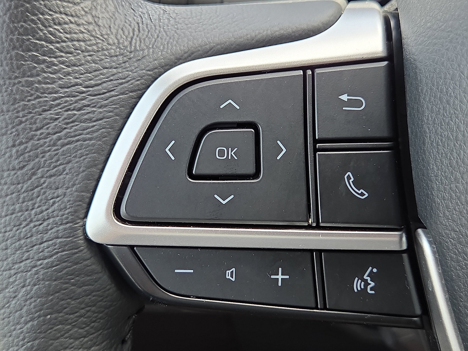 Used 2025 Toyota Sienna XLE FWD image 22