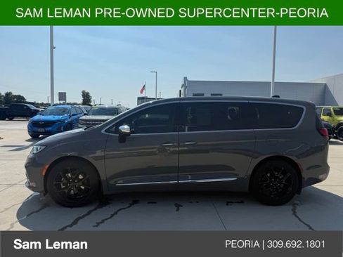 Used 2023 Chrysler Pacifica Limited w/ Uconnect Theater Family Group FWD image 5