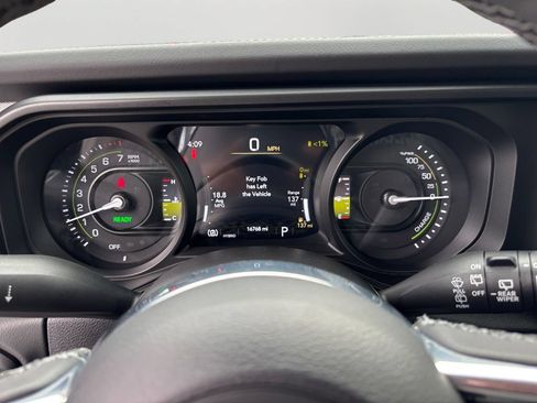 Used 2025 Jeep Wrangler Unlimited Sahara AWD/4WD image 29