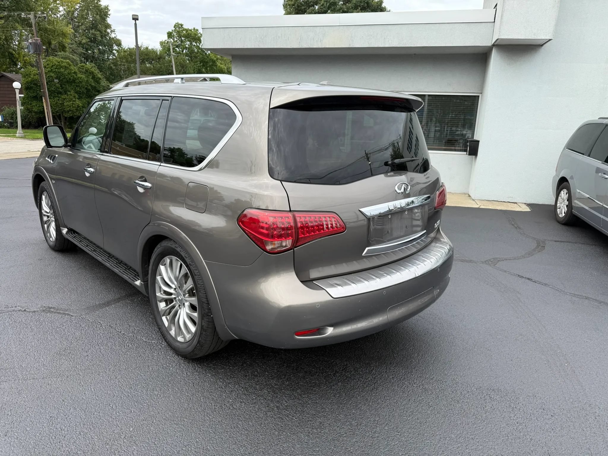 Used 2017 INFINITI QX80 2WD w/ Driver Assistance Package image 6