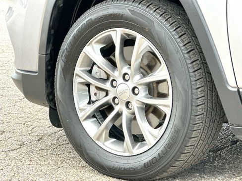 Used 2019 Jeep Cherokee Latitude Plus FWD image 11