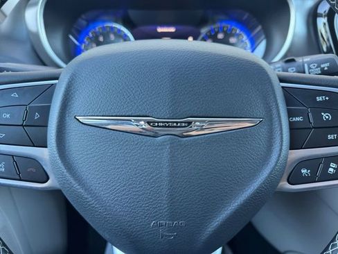 Used 2024 Chrysler Pacifica Touring-L image 8