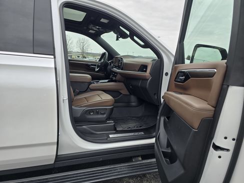 Used 2025 Chevrolet Suburban High Country image 16