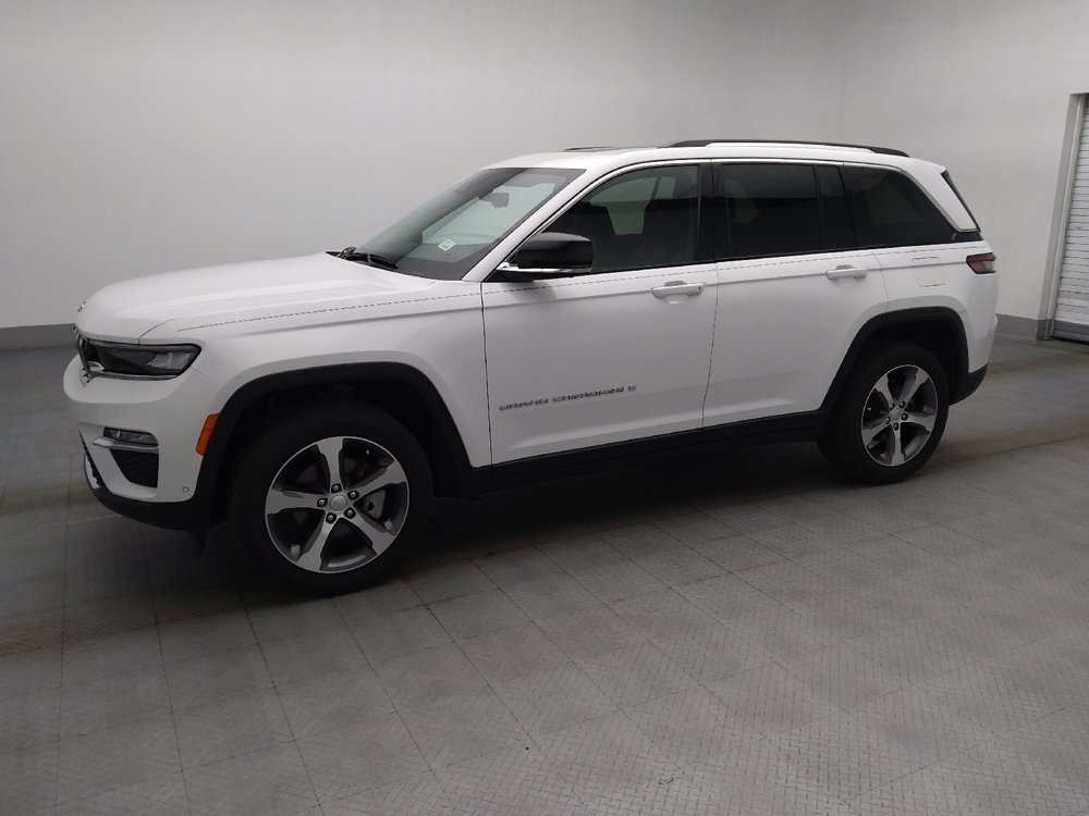 Used 2023 Jeep Grand Cherokee Limited w/ Luxury Tech Group II RWD image 2