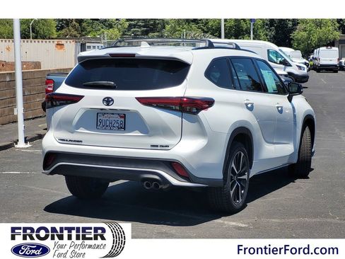 Used 2022 Toyota Highlander XSE AWD/4WD image 4
