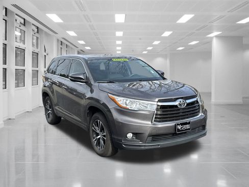 Used 2016 Toyota Highlander XLE image 3