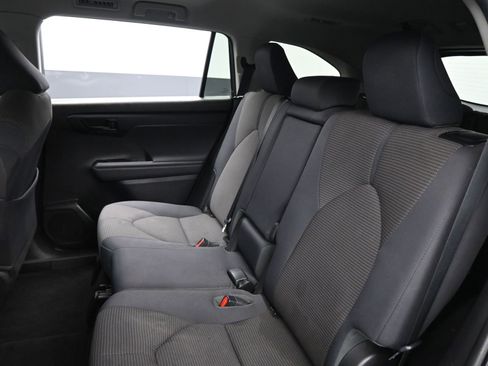 Used 2022 Toyota Highlander LE image 11