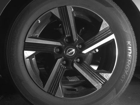 Used 2025 Nissan Sentra SV FWD image 14