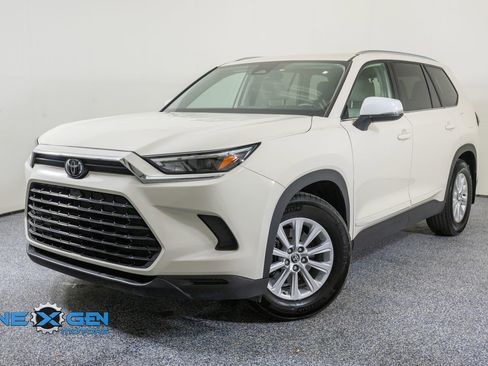 Used 2024 Toyota Grand Highlander AWD image 3