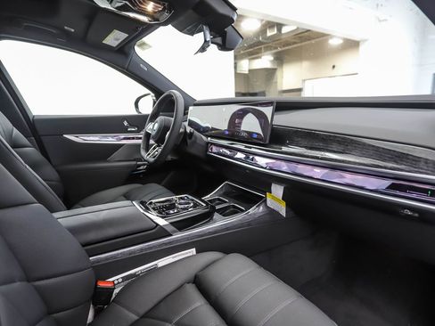 Used 2025 BMW i7 xDrive60 image 30