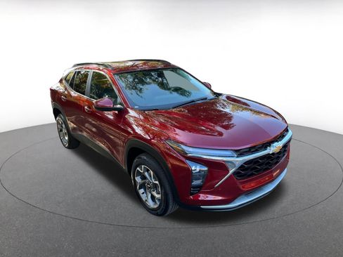 Used 2025 Chevrolet Trax LT image 1