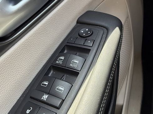 Used 2024 Chrysler Pacifica Touring-L FWD image 13