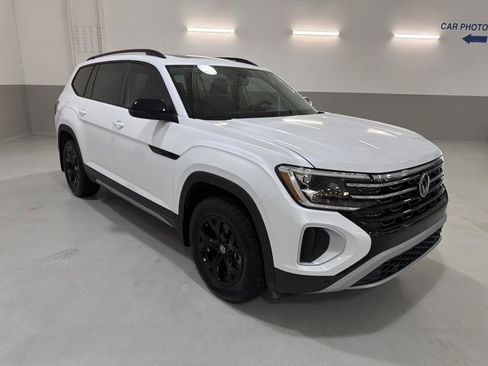 Certified 2026 Volkswagen Atlas Peak Edition image 4