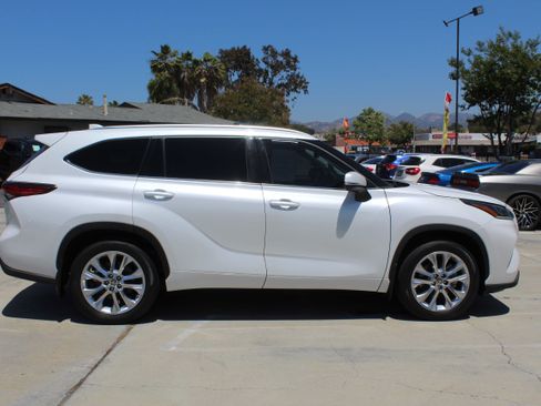 Used 2023 Toyota Highlander Limited FWD image 4