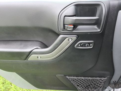 Used 2018 Jeep Wrangler Unlimited Sport S AWD/4WD image 14