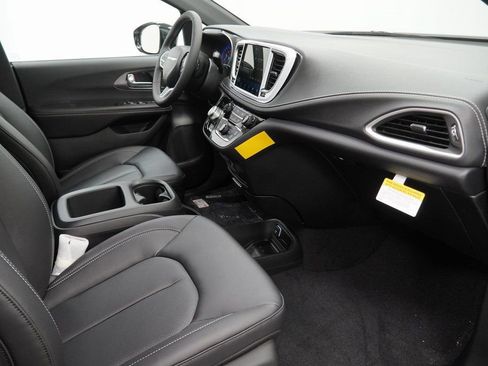 New 2026 Chrysler Pacifica Select image 34