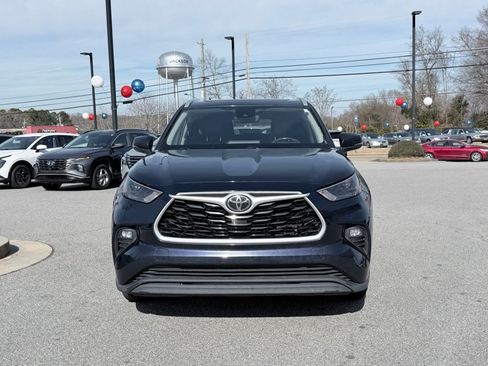 Used 2022 Toyota Highlander XLE image 3