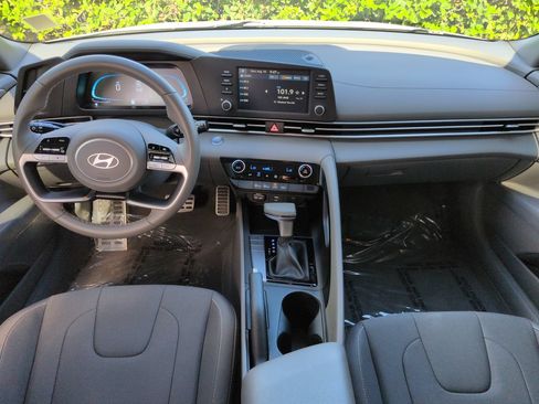 Used 2025 Hyundai Elantra Sport FWD image 13