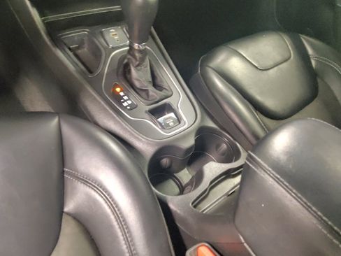 Used 2019 Jeep Cherokee Latitude Plus w/ Comfort/Convenience Group FWD image 26