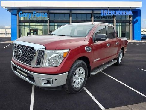 Used 2017 Nissan Titan SV image 4