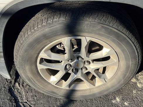 Used 2020 Chevrolet Traverse LS image 3