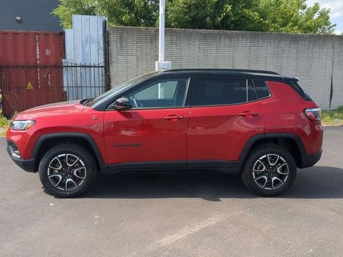 Used 2025 Jeep Compass Trailhawk AWD/4WD image 3