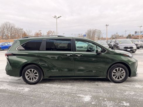 Used 2024 Toyota Sienna XLE image 6