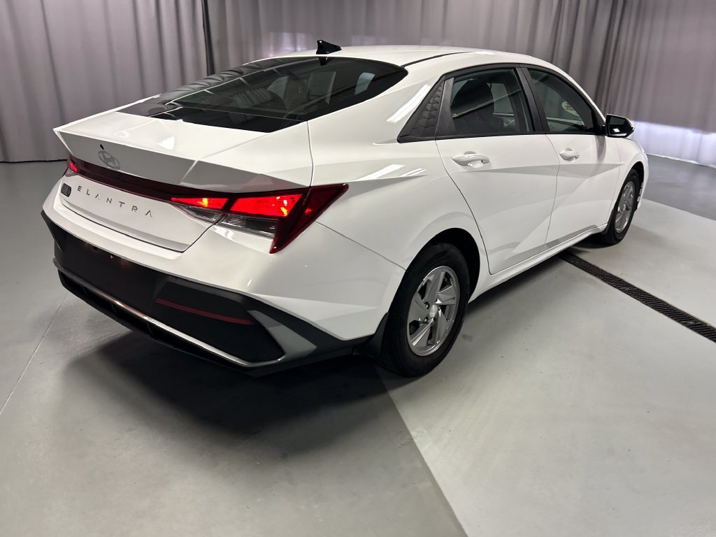 Used 2025 Hyundai Elantra SE FWD image 7