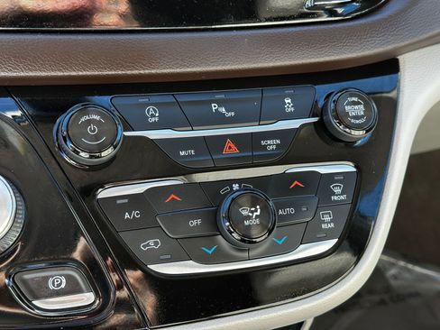 Used 2018 Chrysler Pacifica Touring-L FWD image 31